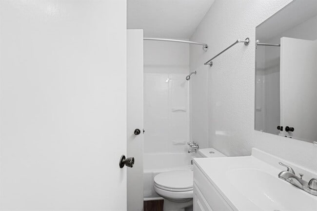 Building Photo - 6205 Shadow Valley Dr