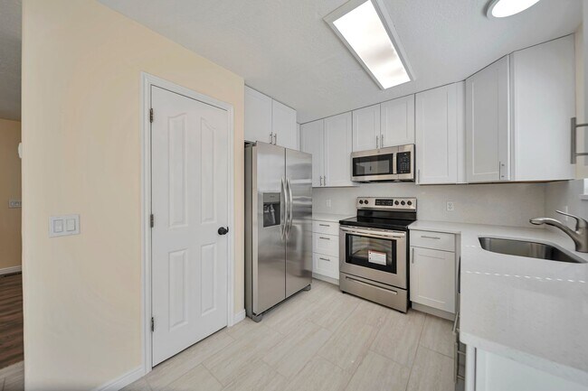 Building Photo - 2255 Red Robin Rd