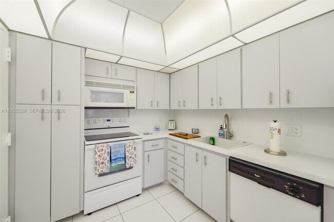 Building Photo - 1985 S Ocean Dr