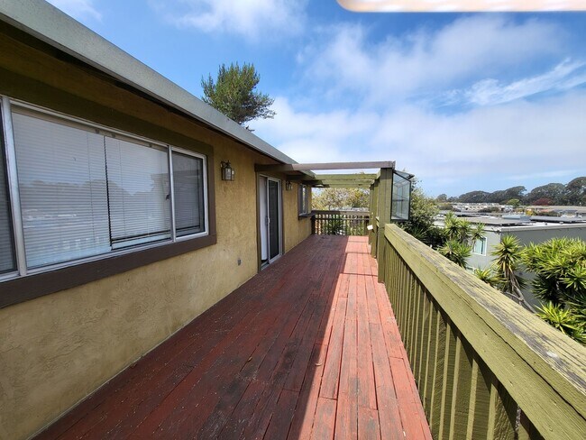 Building Photo - 5215 Bayview Ave