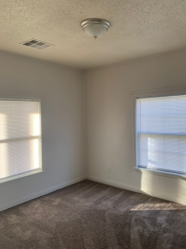Building Photo - 2 Bedroom 1 Bath house Ready December 1st!