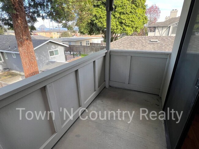 Building Photo - 1051 Riker St