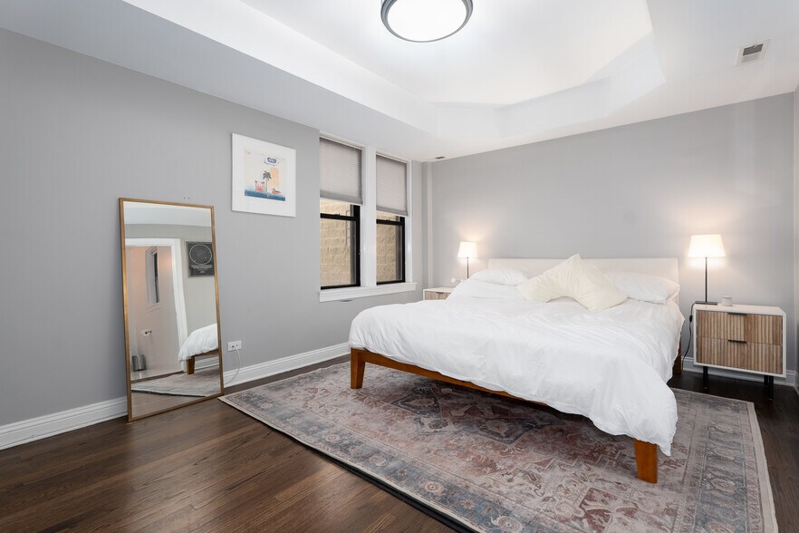 Primary bedroom - 444 W Belmont Ave