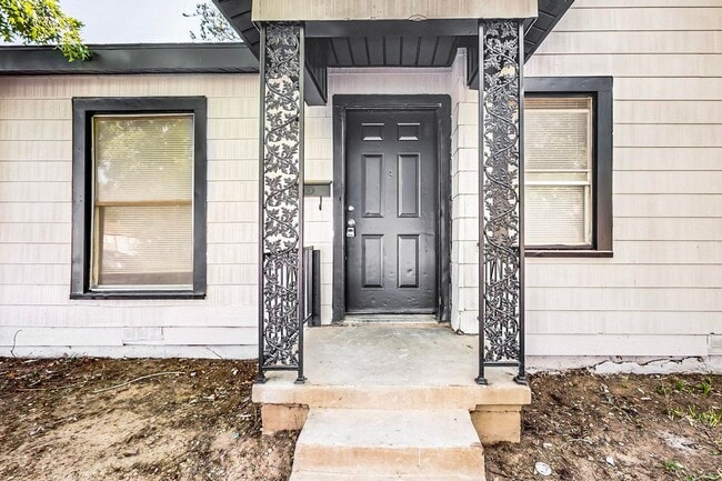 Building Photo - Charming 2-Bedroom Cottage with Big Backyard