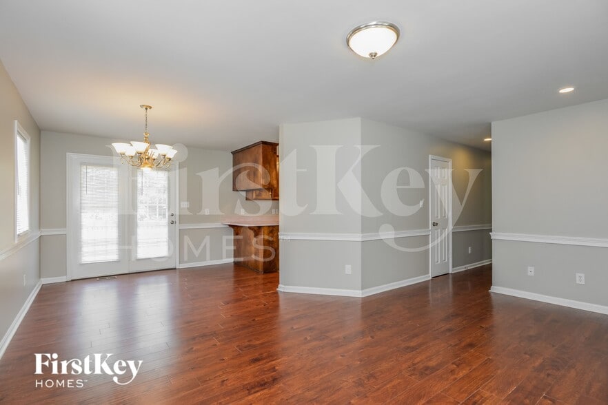 Building Photo - 835 Millon St