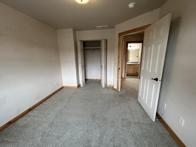 Building Photo - "Luxurious 3-Bed, 3-Bath Townhouse with Fi...