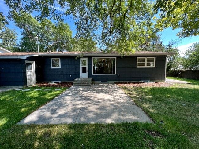 Building Photo - Updated 4 bed 2 bath house!