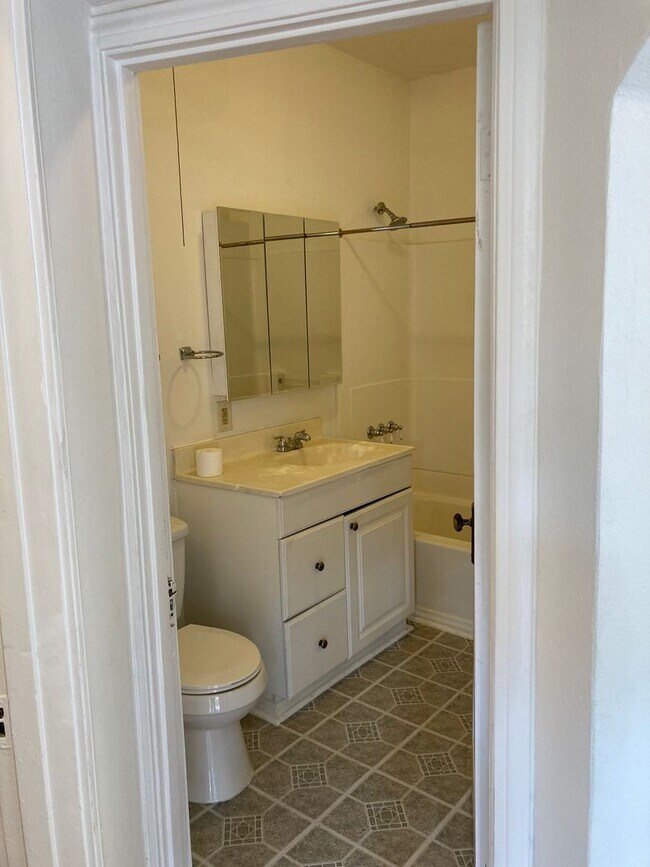 Building Photo - 1015 3/4-929 W Kensington Rd