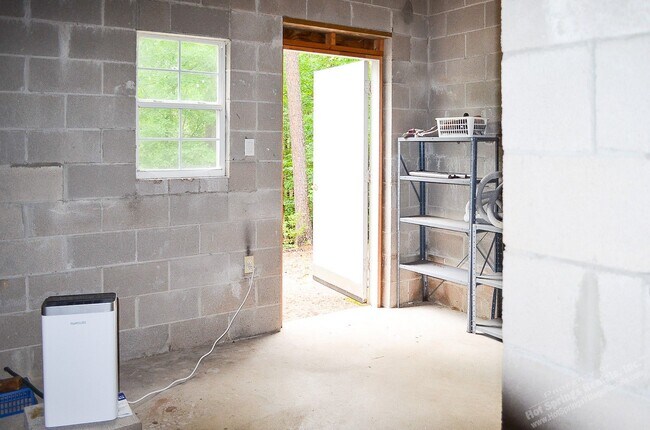Building Photo - Lake Balboa Area| Home| Unfurnished