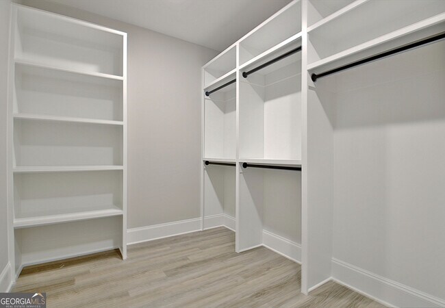 Building Photo - 190 Redhaven Dr