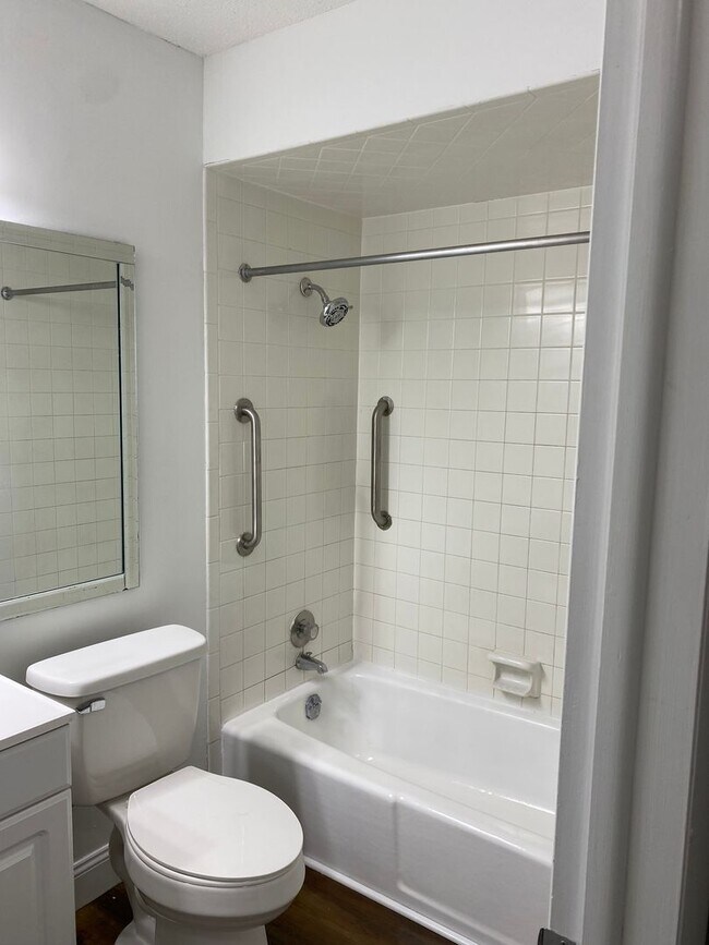 Building Photo - West side location 4br 2.5bth Finished Basement 2crg