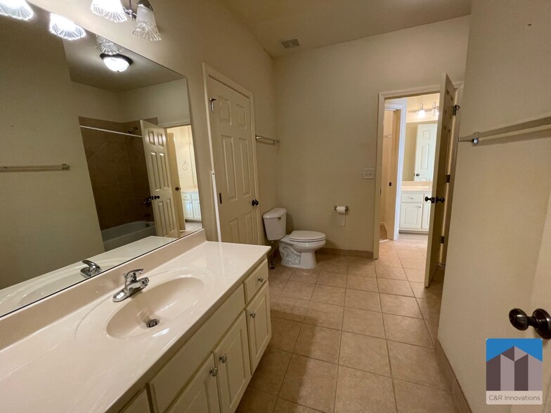 Building Photo - 1377 Greencrest Ct