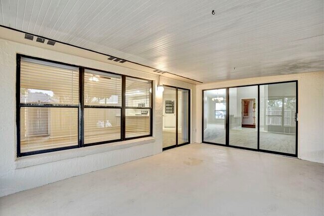 Building Photo - Spacious 4/3 Home with a Fenced Backyard and a 2 Car Garage in Hollowbrook - Winter Springs!