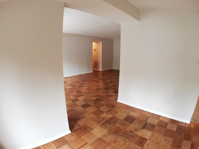 Building Photo - Large 2BR/1BA condo in gated community. Walking distance to Metro.