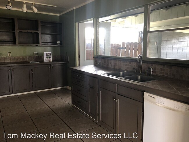 Building Photo - 3 br, 1.5 bath House - 1275 W. Chimes St.