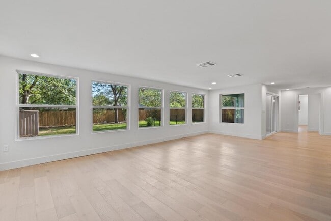 Building Photo - 1520 Villanova Dr