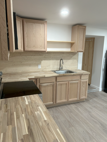 Kitchen - 194 Westview Dr