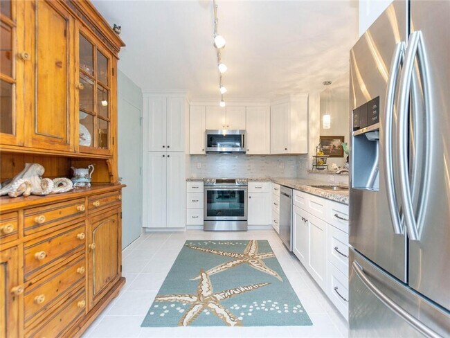 Building Photo - 1147 Hillsboro Mile