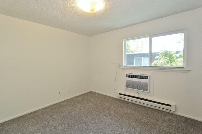 Building Photo - 804 W 7th St