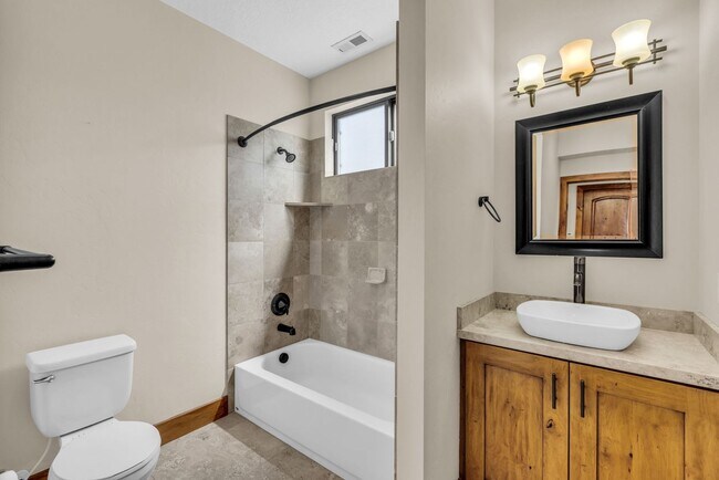 Building Photo - Stunning Mountain Retreat