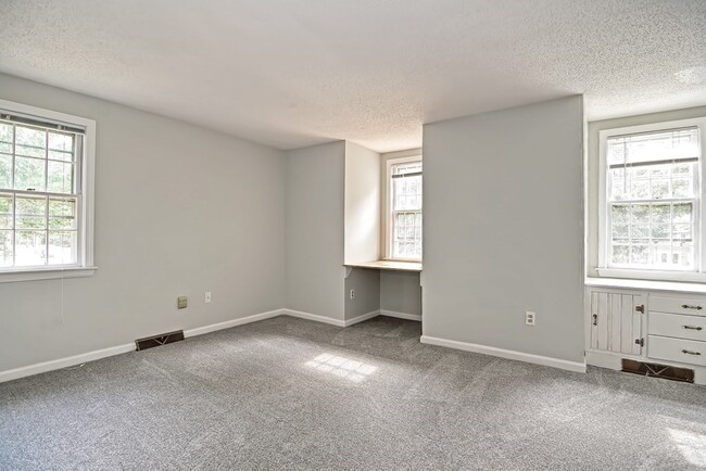 Building Photo - 13 Colonial Dr