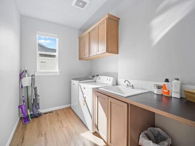 Building Photo - Fully Furnished Luxury 3-Bed, 2-Bath Home ...