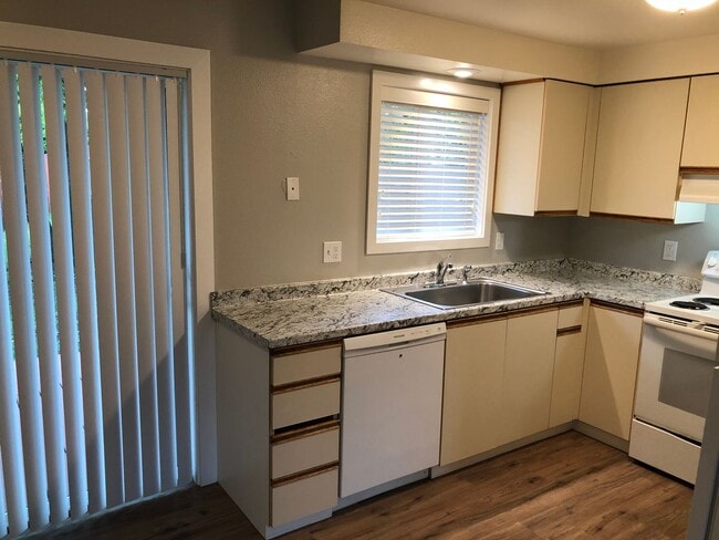 Building Photo - Completely updated 3 bedroom 1 bath duplex!