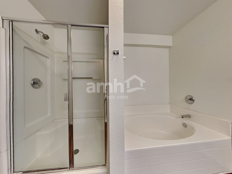 Building Photo - 8829 Stirrup Way