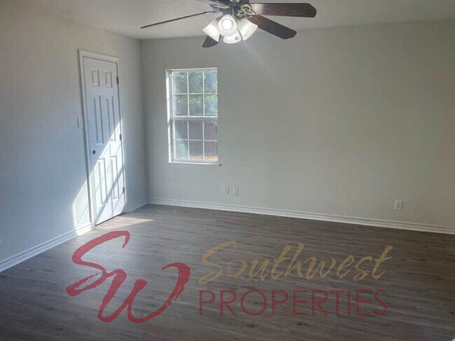 Building Photo - Excellent space with large bedrooms