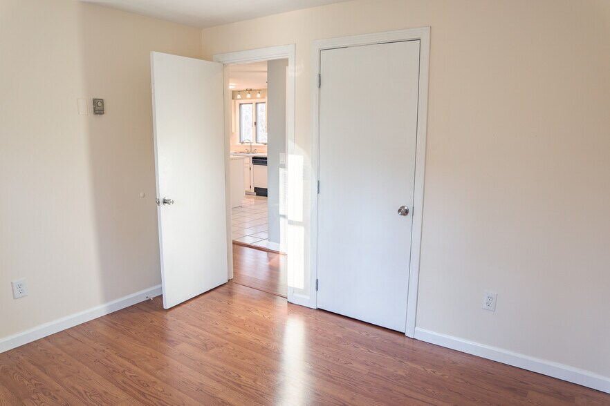 Building Photo - 120 Young St