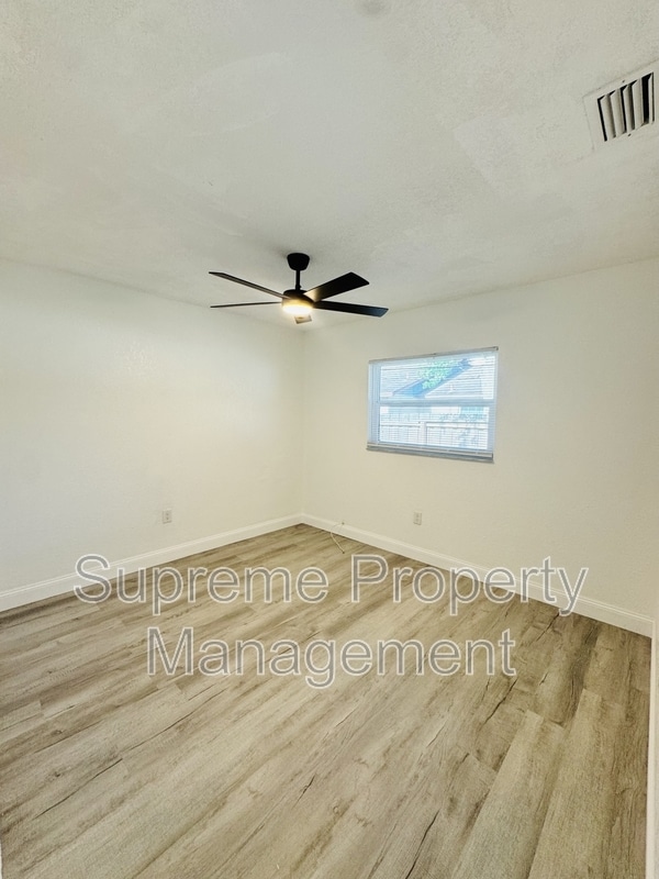 Building Photo - 3154 Pine Tree Ave