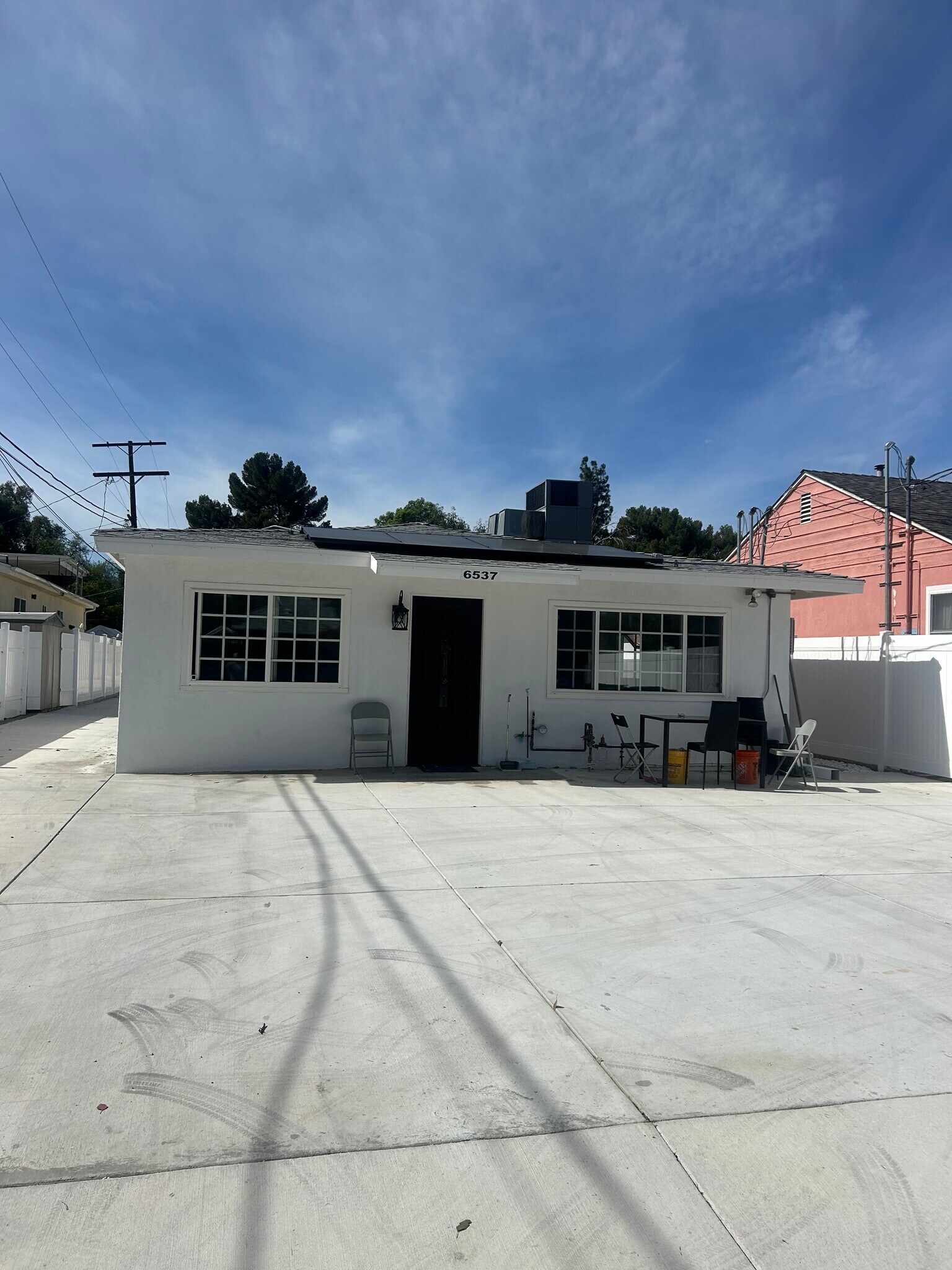 Beautiful 3 bedroom and 2 1/2 bathroom - 6537 Valjean Ave