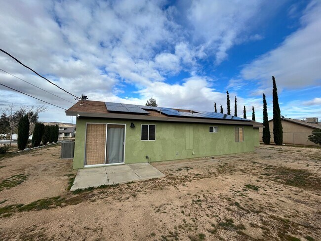 Building Photo - 3-bedroom 2 bath Home with Central AC - Fully Furnished