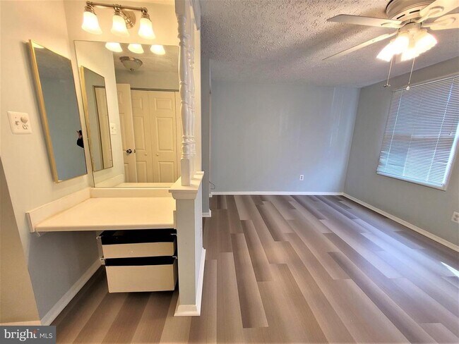 Building Photo - 8072 Grandview Ct