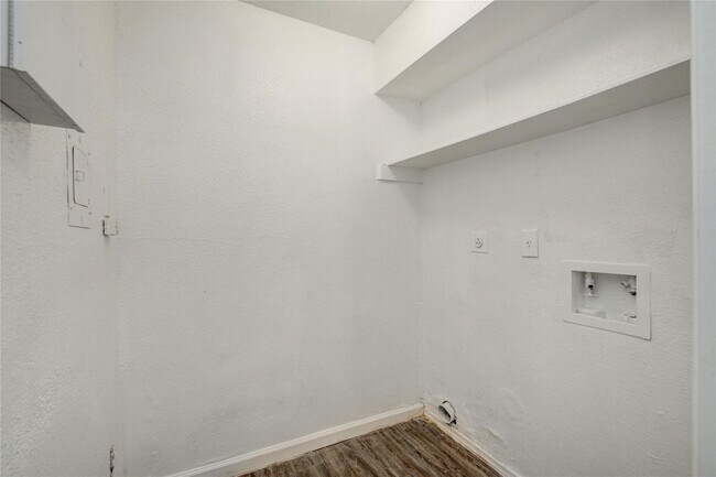 Building Photo - 9797 Leawood Blvd