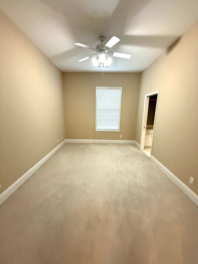 Building Photo - ** 4 Bed 3 Bath located in Deer Creek ** Call our self showing number to schedule a tour 334-366-...