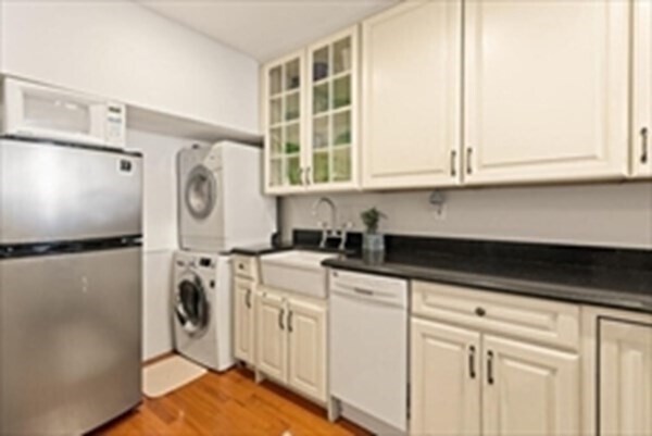 Building Photo - 167 Beacon St