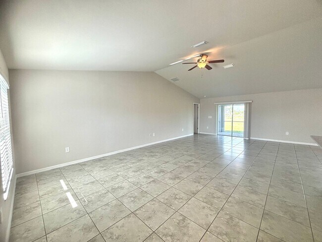 Building Photo - Spacious & Modern 3 Bed, 2 Bath in NW Cape...