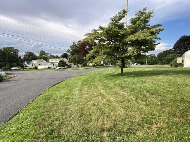 Building Photo - 19 Dartmouth Ln