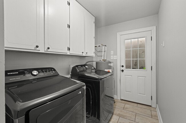 Building Photo - 300 Shadow Ridge Dr