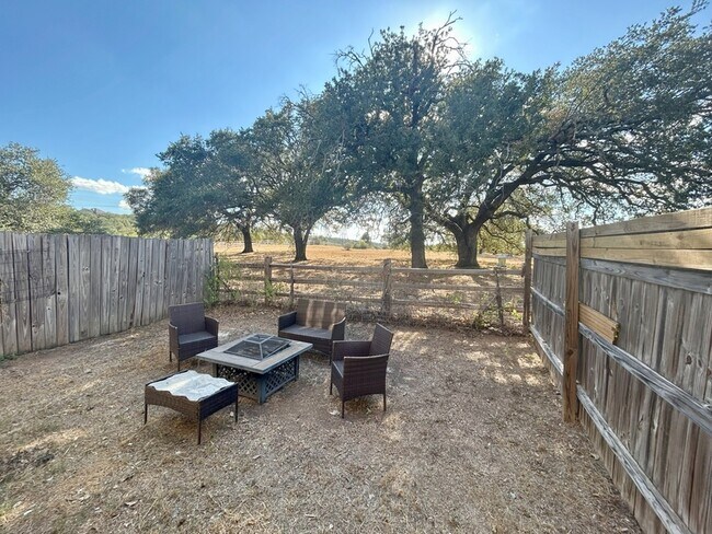 Building Photo - 300 Lucy Ln