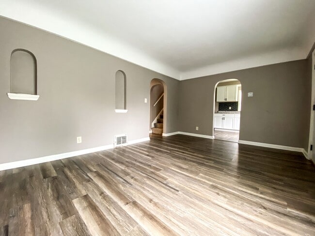 Building Photo - 3 bedroom single family
