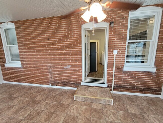 Building Photo - 510 W 5th St