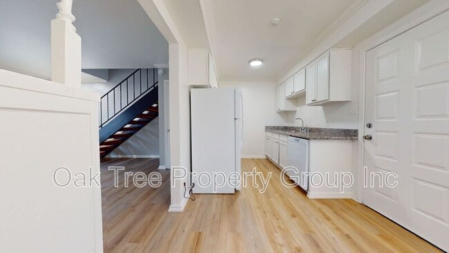 Building Photo - 418 6th St