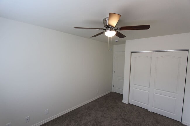 Building Photo - $500 Move-In Special | Spacious End-Unit Townhome in Village at Elk Run