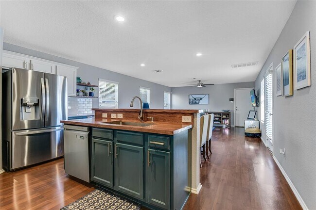 Building Photo - 1410 Davis Mountain Loop