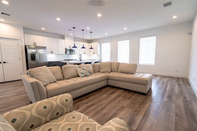 Building Photo - 2056 Johanna Dr