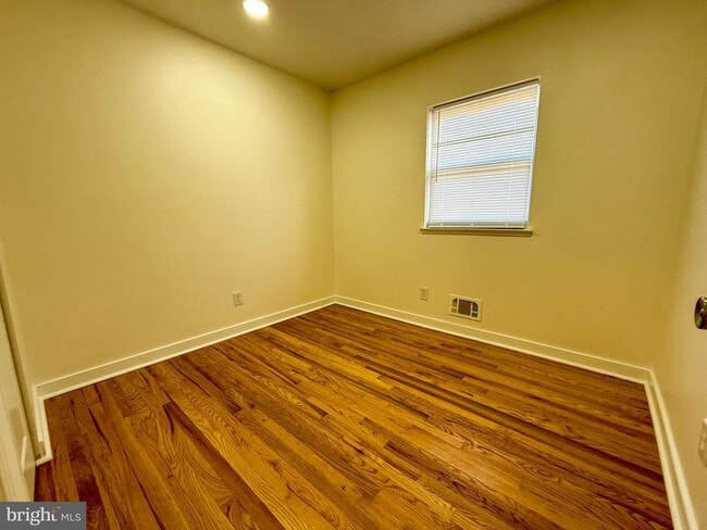 Building Photo - 504 Crisfield Rd