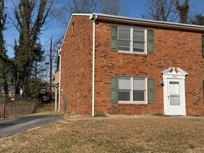 Building Photo - North Roanoke County Duplex!