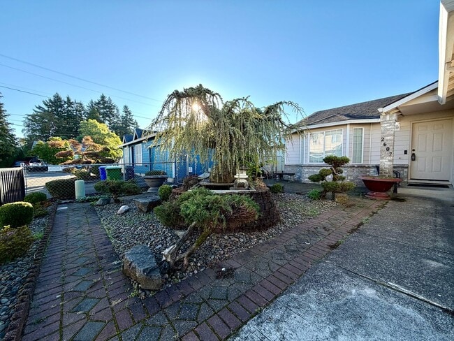 Building Photo - Cozy Ranch on Flag Lot~ Gleaming Hardwood ...